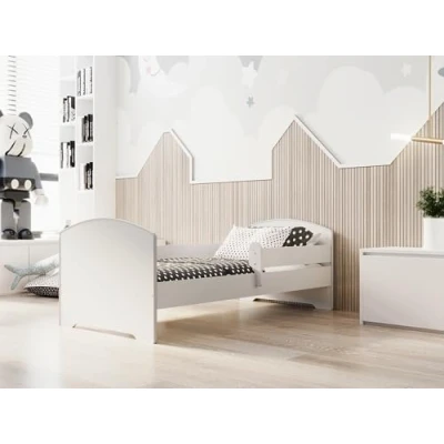 Afbeelding van KOBI kinderbed LUK wit 140x70 voor jongens meisjes met een matras en frame babykamer eenpersoonsbed barrière leuning