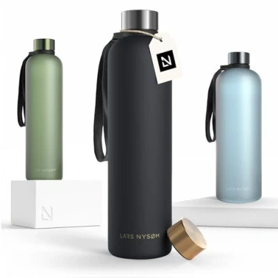 Afbeelding van LARS NYSØM &#039;Blæst&#039; Ultralichte tritan waterfles 1000ml BPA vrij, lekvrij, geschikt voor koolzuurhoudende dranken Inclusief 2 deksels Onyx Black Gold