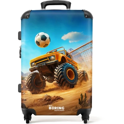 Afbeelding van NoBoringSuitcases.com® Kinderkoffer jongen Kindertrolley jongens Monstertruck scoort goal in woestijnstadion Koffer kind groot Rolkoffer lichtgewicht Reiskoffer met 4 wielen Grote trolley XL 20 kg bagage