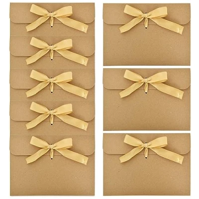 Afbeelding van 50 stuks kraftpapieren enveloppen met band, doe het zelf voor cadeaubonnen in vintage stijl, handgemaakte uitnodigingen, kaarten, wenskaarten, bruiloft, verjaardag (goudkleurig lint)
