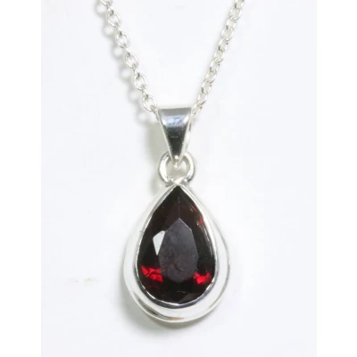 Afbeelding van Druppelvormige zilveren hanger met granaat aan ketting