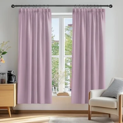 Afbeelding van Deconovo Verduisterende Gordijnen Plooiband, Kant en Klaar, Ondoorzichtige voor Woonkamer, 132x229 cm (B x H), Lichtroze, 2 stuks