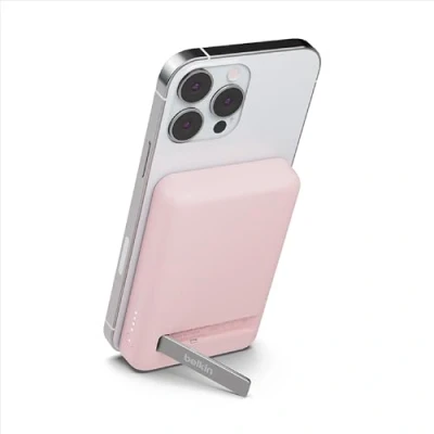 Afbeelding van Belkin magnetische 5.000mAh powerbank, draagbare oplader, compatibel met MagSafe, passthrough opladen, 7,5 W output, 10 input, uitklapbare standaard, iPhone 16 en 15 serie roze