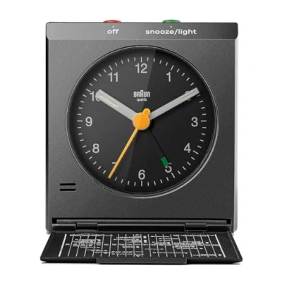 Afbeelding van Braun Klassieke analoge reiswekker met sluimer en licht, iconisch ontwerp, compact formaat, klapdeksel wereldtijdzonekaart, stil kwartsuurwerk, Crescendo piepalarm in zwart, model BC05B