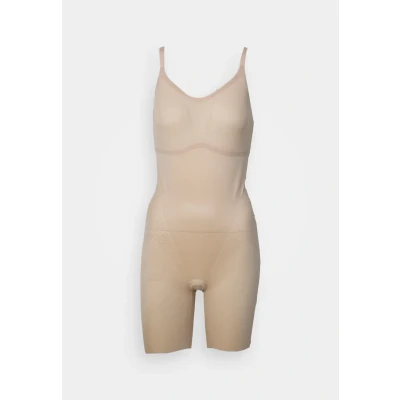 Afbeelding van SPANX Thinstincts 2.0 medium corrigerende Closed Bust Mid Thigh bodysuit beige