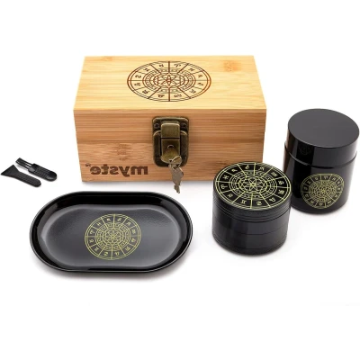 Afbeelding van Grote geurbestendige MJSTE ZODIAC stash box met accessoires inclusief 63 mm grinder