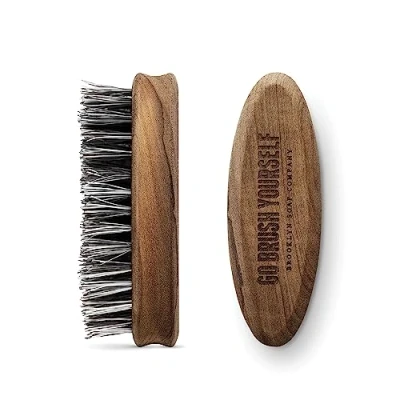Afbeelding van Baardverzorging: baardborstel ✔ natuurlijke verzorging van de Brooklyn Soap Company veganistische borstelharen cadeau idee als voor mannen baardstyling 3 dagen baard, volle baard moderne man.