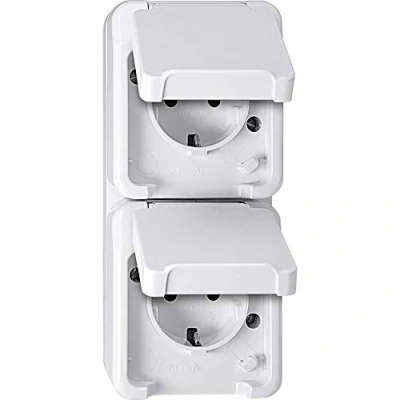 Afbeelding van Merten 4074949 AquaStar Compleet Wandcontactdoos met randaarde en klapdeksel spatwaterdicht Polar wit 2 voudig