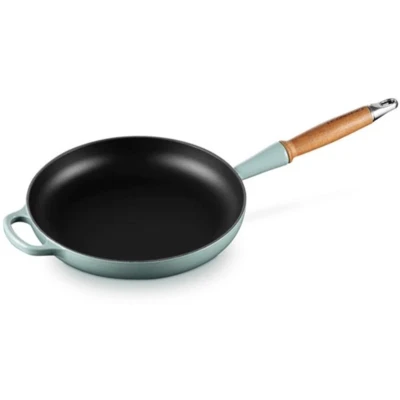 Afbeelding van Le Creuset Koekenpan Signature met Houten handvat &#039;Sea Salt&#039; Ø26cm