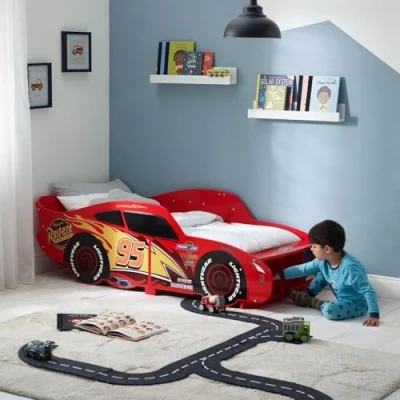 Afbeelding van Disney Cars Lightning Mcqueen peuterbed: stevige constructie, bewaakte zijkanten, houten latten, felrood, past op matrassen van 140 cm x 70 (matras niet inbegrepen)