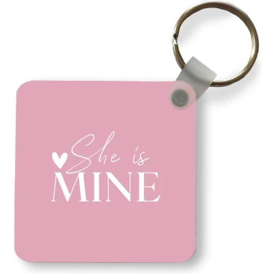 Afbeelding van Sleutelhanger Uitdeelcadeautjes Trouwen &#039;She is mine&#039; Spreuken Quotes Plastic