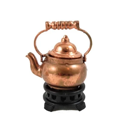 Afbeelding van Poppen Huis Ouderwetse Koperen Waterkoker op Stand 1:12 Keuken Accessoire
