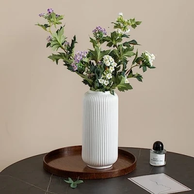 Afbeelding van Witte keramische geribbelde vaas voor woondecoratie, 25 cm hoog, als tafelstuk, geometrisch ontwerp, decoratieve bloemenvaas pampasgras