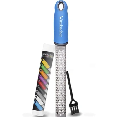 Afbeelding van Winzbacher® Premium Zester rasp I Parmezaanse rasp, citroenrasp, nootmuskaatrasp, gemberrasp en nog veel meer. Veermesscherp roestvrijstalen lemmet, vaatwasmachinebestendig, incl. schraper reinigingsborstel