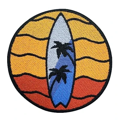 Afbeelding van patch om op te strijken, surfplank bij zonsondergang, surfen patches, surfing, strijkafbeelding, palmen, zee, strand, backpacker surfer Finally Home