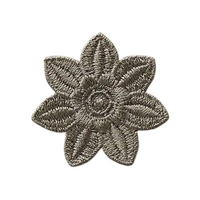 Afbeelding van Mono Quick Strijkplaatje patch applicatie om op te strijken bloem grijs 3,5 cm 04128