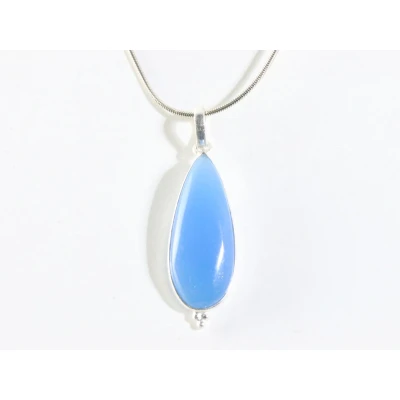 Afbeelding van Lange druppelvormige zilveren hanger met blauwe chalcedoon aan ketting