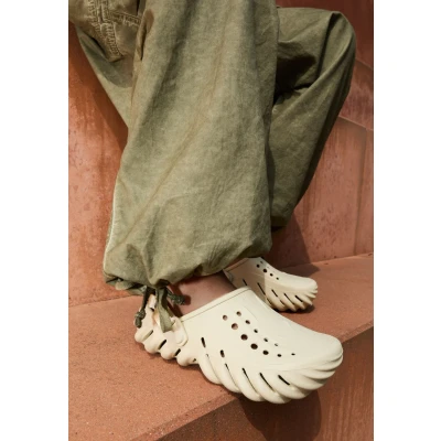 Afbeelding van Crocs ECHO Unisex Muiltjes, Maat: 36 37, Bone/black Kunststof