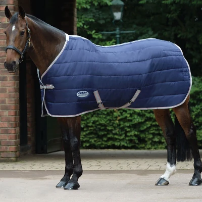 Afbeelding van Weatherbeeta Medium Lite Stable Rug Comfitec 210D Channel Quilt Standard Neck 50g Navy/Silver/Red 120/170
