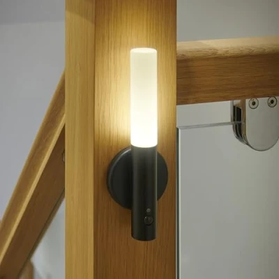 Afbeelding van Auraglow Slimme led sensorwandlamp Draagbaar Oplaadbaar nachtlampje Gebruik binnenshuis Magnetische basis (1 stuk, zwart metaal)