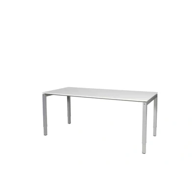 Afbeelding van Cubeo 4 poot bureau, zit/zit hoogte verstelbaar (62 85cm) dmv slinger met 200x80cm licht grijs 25mm blad en aluminium (RAL9006) frame