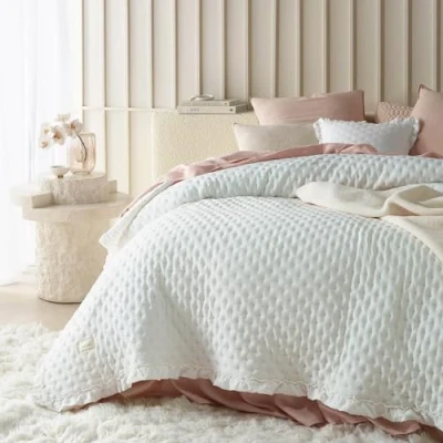 Afbeelding van ROOM99 Molly Elegante sprei in ecru, 220 x 240 cm, veelzijdige woondeken als bedsprei of banksprei, voor bed en bank, quilt, stijl, ideaal