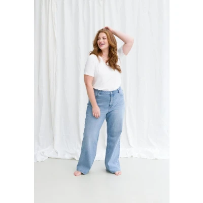 Afbeelding van BASE LEVEL CURVY Amylia Bottoms Light Blue maat W1(48) / L32