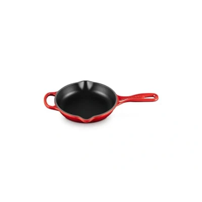 Afbeelding van Le Creuset Kenmerkende geëmailleerde gietijzeren braadpan met handgreep en twee schenktuitjes, voor alle fornuizen ovens, 16 cm, kersenrood, 201821606