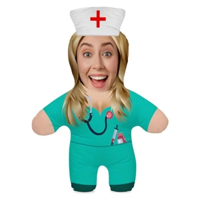 Afbeelding van Gepersonaliseerde grappige foto cadeau kussen met vulling; Kleurrijke body je eigen gezichtsfoto bedrukt; 45 cm hoog; Verjaardagscadeau; Motief Verpleegster [091]