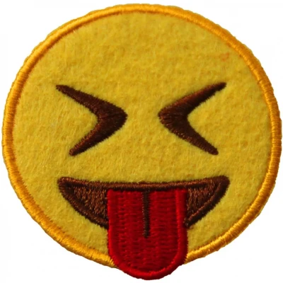 Afbeelding van Fjesta© Emoji Embleem Tongetje met Gesloten Ogen Carnaval Den Bosch