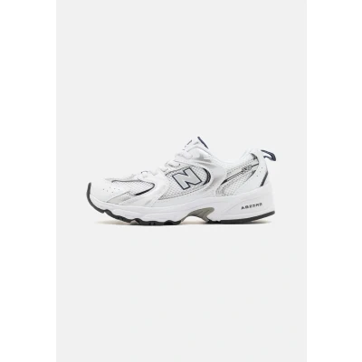 Afbeelding van New Balance JongensMeisjes 530 sneaker van mesh met leren details in de kleur Wit, maat: 34,5