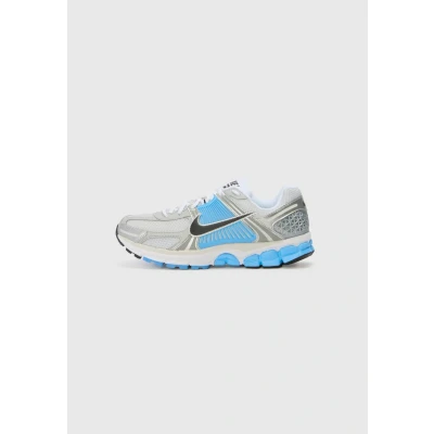 Afbeelding van Nike Sportswear ZOOM Vomero 5 Sneakers laag white/black/pure platinumcoloured/univ blue/cool grey/silvercoloured, Heren, Maat: 46