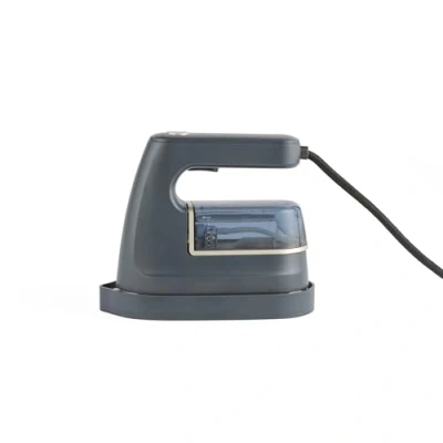 Afbeelding van Beldray 2 in 1 strijkijzer en kledingstomer Mini reisstrijkijzer, één temperatuur, te gebruiken op alle stoffen, hittebestendige opbergbasis, keramische zoolplaat met antiaanbaklaag, waterreservoir van 100 ml, 1200 W, platina/grijs