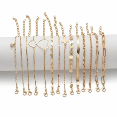 Afbeelding van set van 14 goudkleurige armbanden voor dames met diverse schakels, hartjes, muntjes en kruisbedel variatie in stijl
