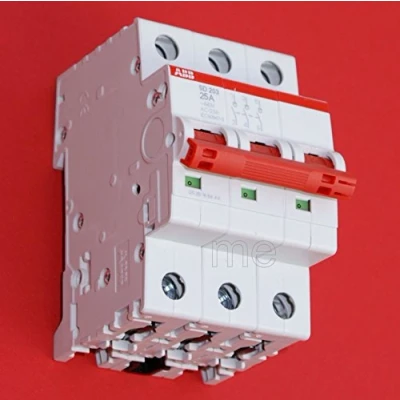 Afbeelding van Abb lastscheider sd aan uit schakelaar met rode tuimel 3 polig 25a 440vac ac 23a 25 ka 125vdc dc 21a mod breed 52 5mm 2cdd283101r0025
