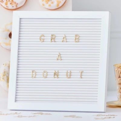 Afbeelding van Ginger Ray White Peg Board met gouden letters voor bruiloften, feesten 170 karakters