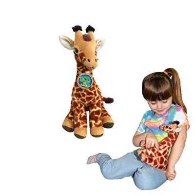 Afbeelding van EcoBuddiez Giraffe van Deluxebase. Middelgrote zachte knuffel 24 cm gemaakt gerecycleerde plastic flessen. Schattig, eco vriendelijk, zacht geschenk voor kinderen en peuters.