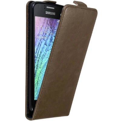 Afbeelding van Cadorabo Hoesje geschikt voor Samsung Galaxy J1 2015 in KOFFIE BRUIN Beschermhoes Flip Case Cover magnetische sluiting