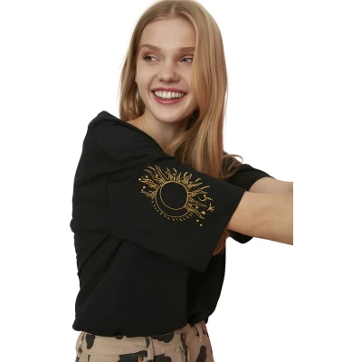 Afbeelding van Trendyol Zwart 100% Katoen De Mouwen Zijn Geborduurd Ontspannen/Breed, Comfortabel Gesneden Ronde Hals Gebreid T Shirt Twoss20Ts0285.