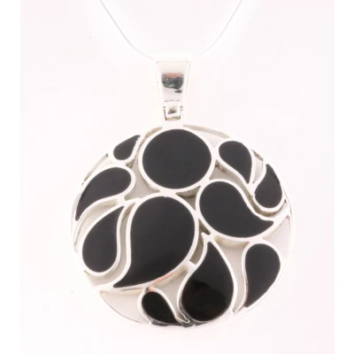 Afbeelding van Ronde opengewerkte zilveren hanger met onyx aan ketting