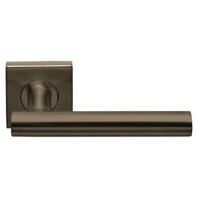 Afbeelding van Formani Deurkruk BASICS LB7 19BSQ geveerd op vierkant rozet brons