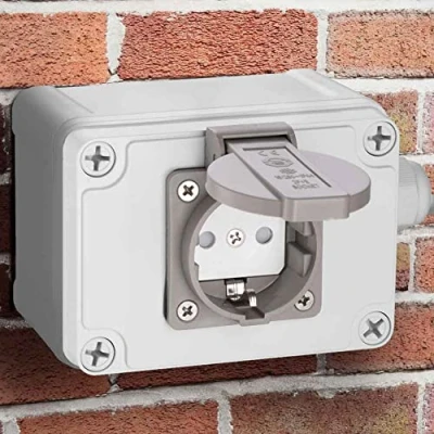 Afbeelding van Bakaji Shucko Stekkerdoos voor buiten, tuin, waterdicht, IP65, van vuurvast ABS kunststof, met deur en kinderbescherming, afmetingen 12,5 x 8 9 cm