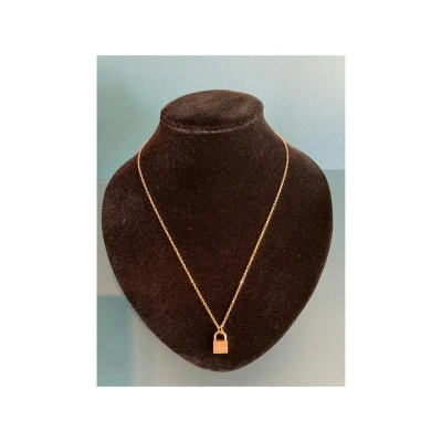 Afbeelding van Goudkleurige Ketting stainless steel met hangslotje waarop een letter of naam gegraveerd kan worden