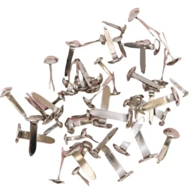 Afbeelding van Craftelier Set van 50 brads of bindbanden in verschillende maten, ideaal voor het verfraaien etiketten decoreren scrapbooking projecten en andere knutselwerkjes, zilvermetallic