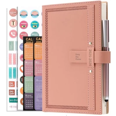 Afbeelding van dagboek 2025 2026 A5 pagina per dag, middenjaarplanner, van juli tot juni 2026, dagelijkse maandelijkse planner met kalender, pen, penhouder, maandtabs, binnenzak (roze)