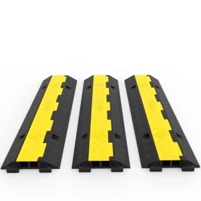 Afbeelding van VEVOR 3JTLCGXB000 Kabelbeschermingsmat,overrijbeveiliging voor kabels, kabelbrug van standaard thermoplastisch rubber met modulair design, magazijnen,3 stuks 2 kanalen, 101 x 25 5 cm, zwart