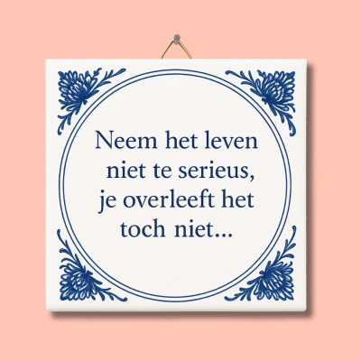 Afbeelding van NietMokken.nl Grappig tegeltje met tekst: &quot;Neem het leven niet te serieus, je overleeft toch niet...&quot; 15x15 cm keramiek Leuk als cadeau voor collega, vriend of jezelf Inclusief ophanghaakje Delfts blauw stijl