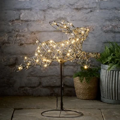 Afbeelding van Lights4fun 60 LED rotan haas warm wit elektrisch aangedreven timer binnen outdoor paasdecoratie buiten paashaas