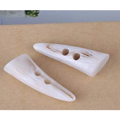 Afbeelding van MoonyLI 4 stuks hars toggle buttons hoorn imitatie tand twee gaten tandvorm harsknoppen naaien ambachtelijke accessoires 5,5 x 2 cm