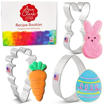 Afbeelding van Ann Clark Cookie Cutters 3 delige Leuke Pasen Koekjesvormset met Receptenboek, Paashaas, Ei en Wortel
